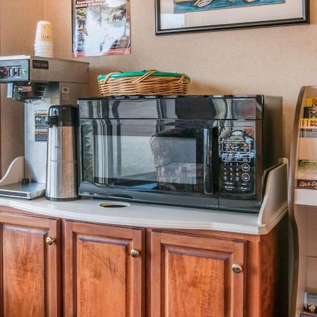 Econo Lodge Bayview Mackinaw City Bagian luar foto