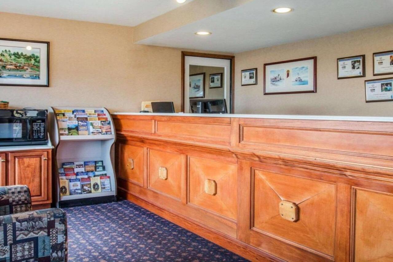 Econo Lodge Bayview Mackinaw City Bagian luar foto