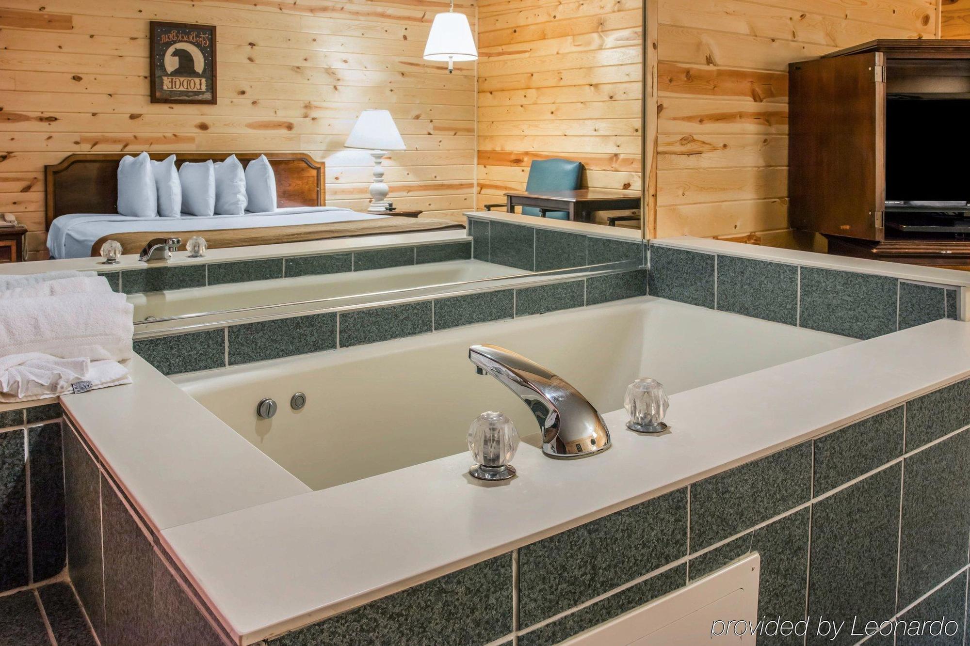 Econo Lodge Bayview Mackinaw City Bagian luar foto