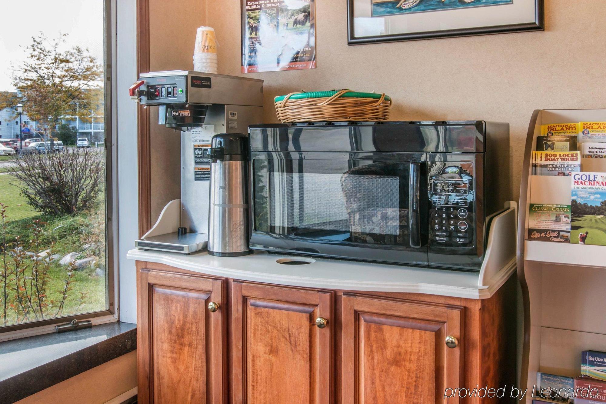 Econo Lodge Bayview Mackinaw City Bagian luar foto