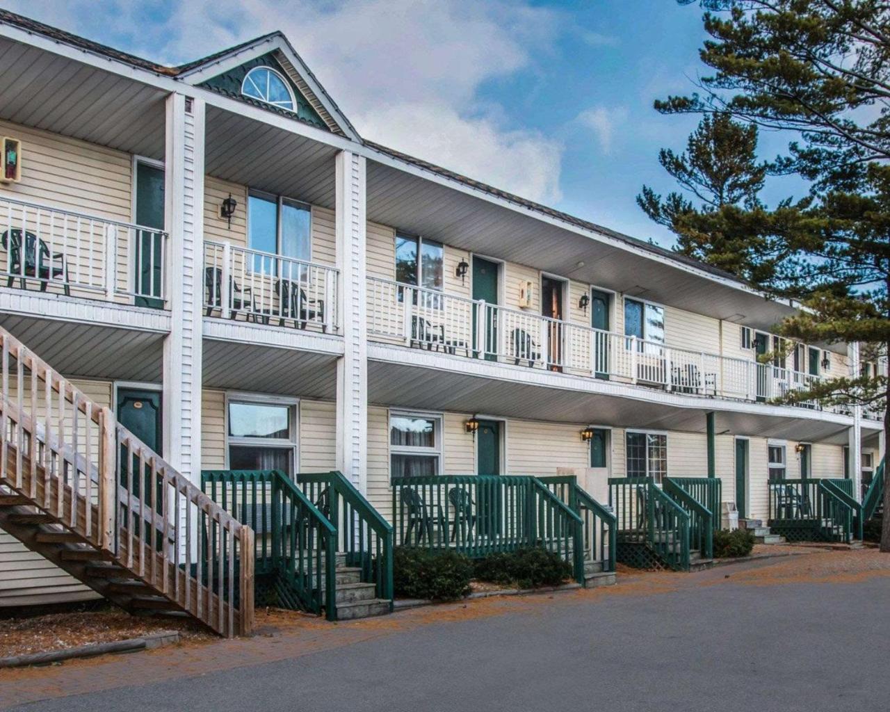 Econo Lodge Bayview Mackinaw City Bagian luar foto