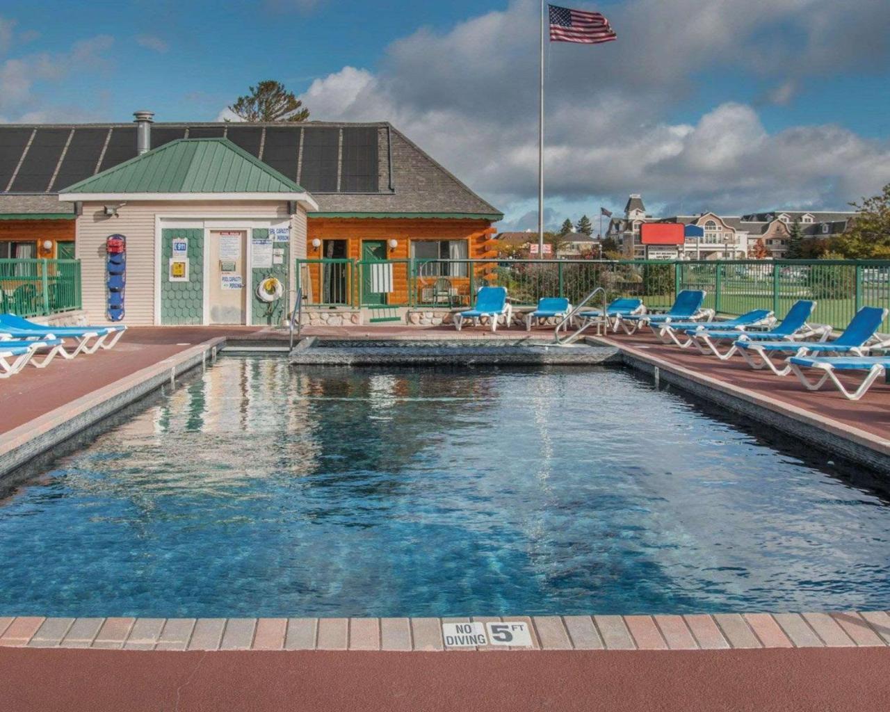 Econo Lodge Bayview Mackinaw City Bagian luar foto