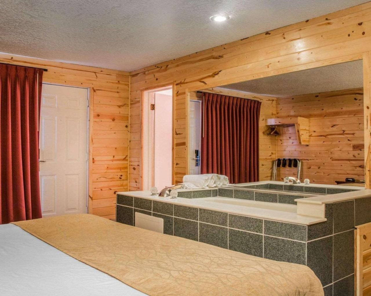 Econo Lodge Bayview Mackinaw City Bagian luar foto