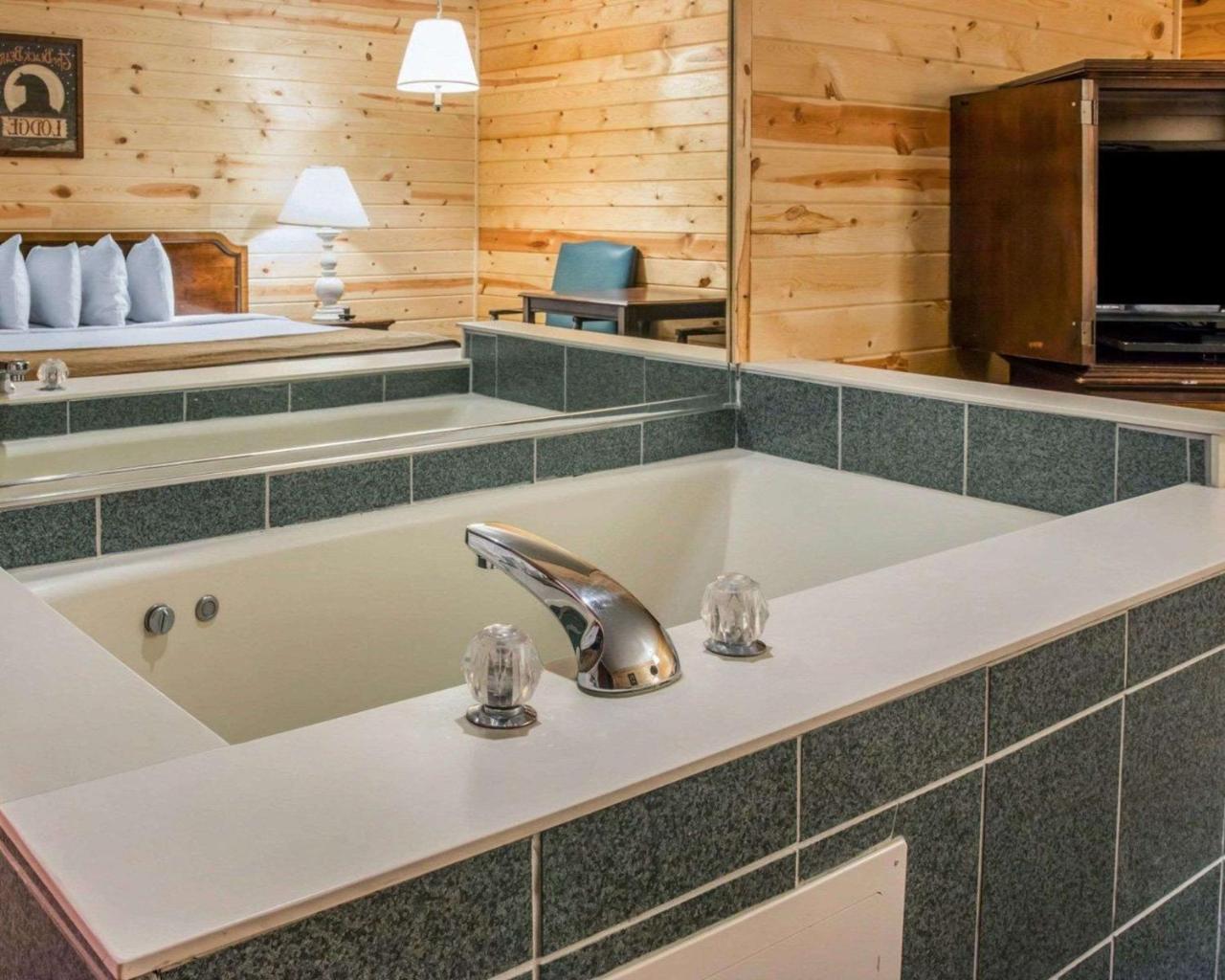 Econo Lodge Bayview Mackinaw City Bagian luar foto