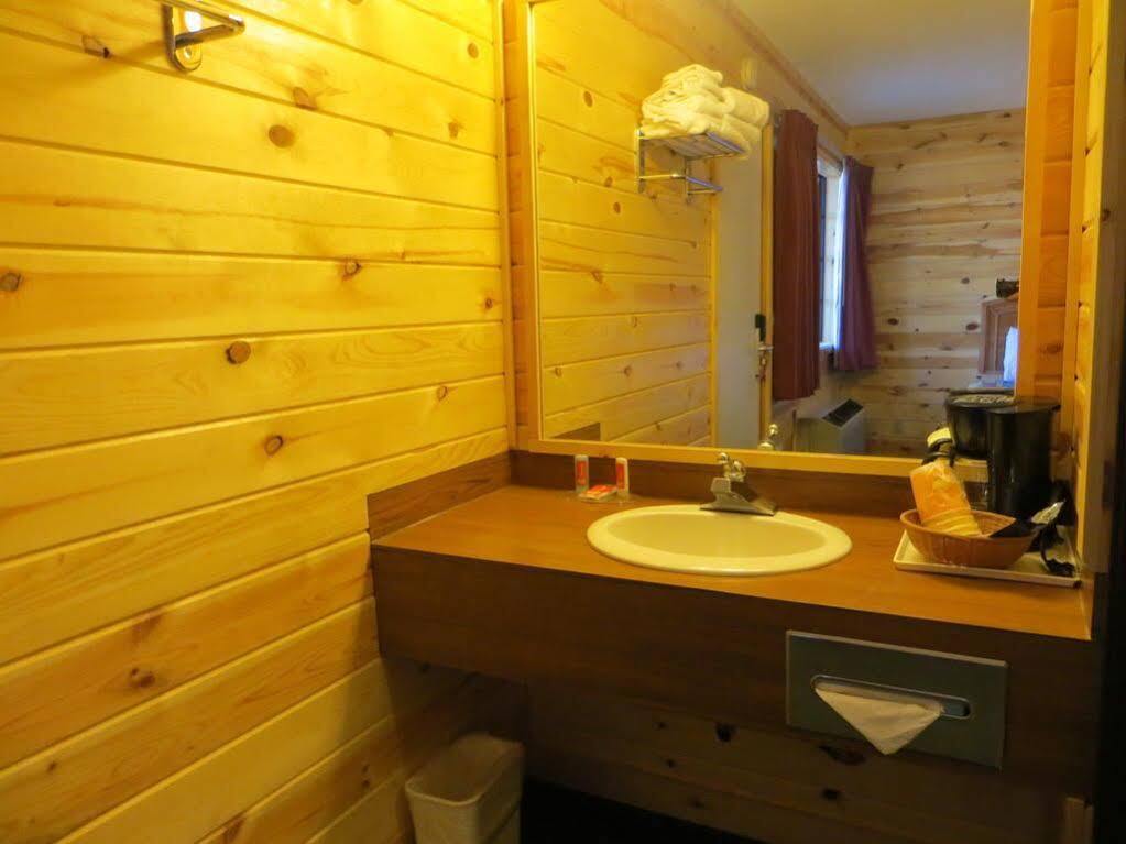 Econo Lodge Bayview Mackinaw City Bagian luar foto